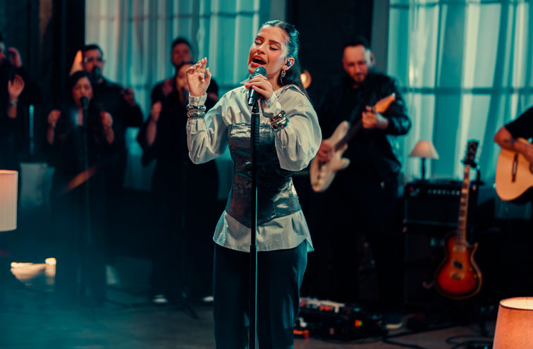 Lis Avancini surpreende com técnica vocal desafiadora em “Deus Vê”