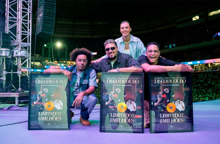Os cantores Nesk Only, 2metro e Brunno Ramos são surpreendidos com o Disco de Ouro pela música “Limitado 2” no palco do Ore Comigo festival